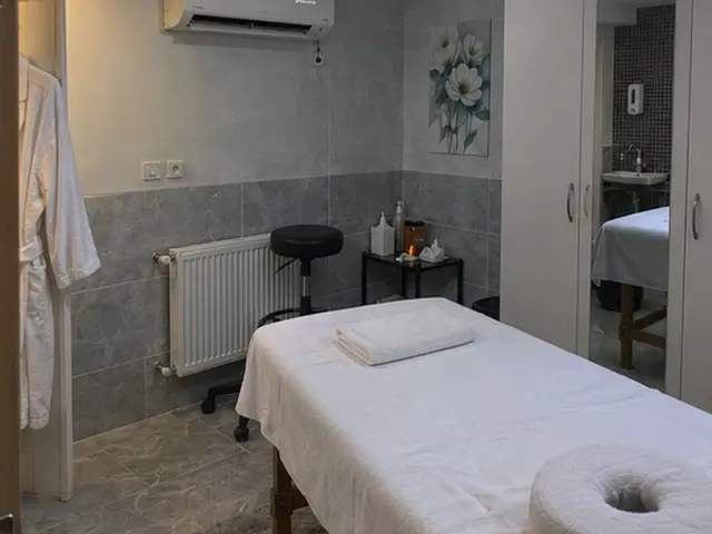 Gri mermer duvarlı, aydınlık masaj odası — Akaretler, Masaj Salonun