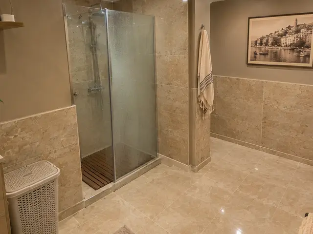 Mermer kaplı duş kabini ve temiz havlu — Akaretler, Masaj Salonun